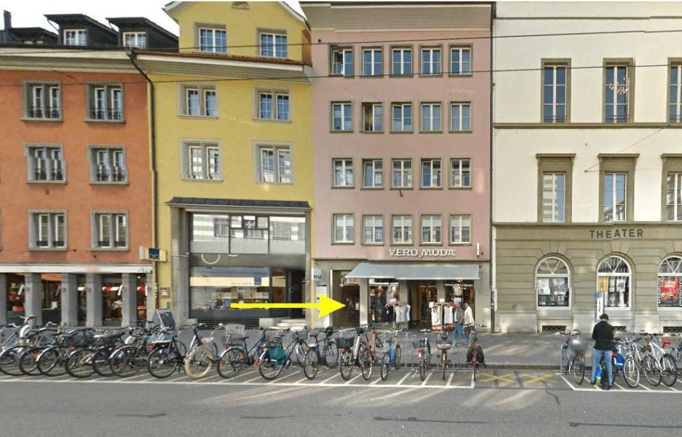 Stadthausstrasse 117 — Eingang neben dem Modegeschäft Vero Moda